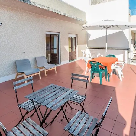 Apartment Houze_apartment W/ Terrace, Perfect For Surfers!